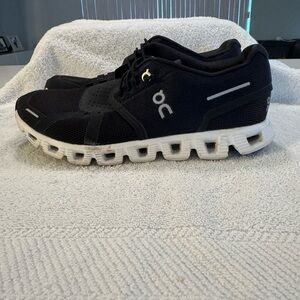 On Cloud 5 Black White Style 59.98904 Womens Size 7 Running Tennis Shoes EUC